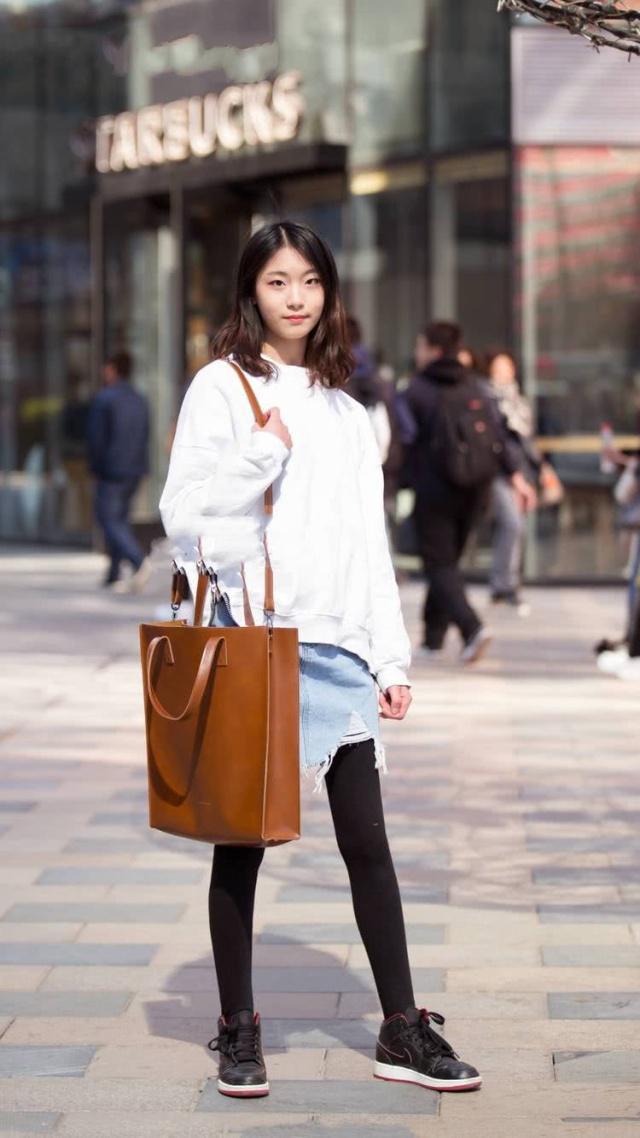 气质感 简洁打底裤可以更有女人味,整体看起来更加的整洁大方