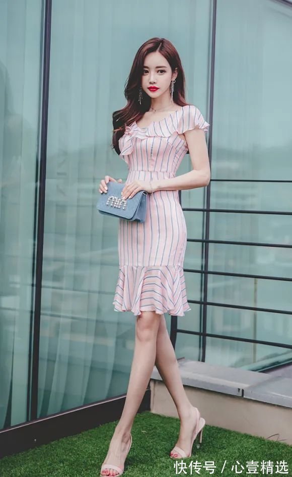 纹裙|女神孙允珠高清时尚搭配：樱桃花堤田园粉蓝间隙竖纹裙