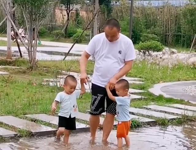 找到|爸爸带双胞胎儿子去遛弯,到了饭点还不回家,妈妈找到3人时当场无语