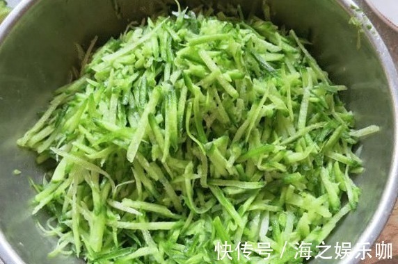 调萝卜馅，大厨教你一招，比肉包子还香，一口气吃5个不嫌多！