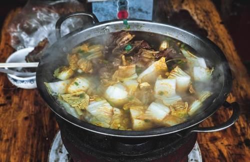  一大早就喝白酒吃火锅，湖北荆州人的生活“有点彪”，令人惊奇