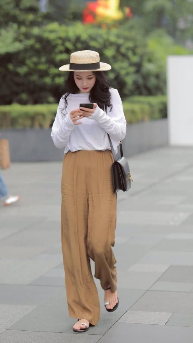 优雅又大方的阔腿裤很显气场，简洁时髦又落落大方的感觉
