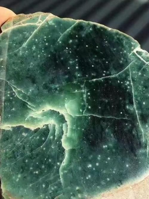  蓝水翡翠|小万淘来的原石，一刀下去惨不忍睹，货主却哭笑不得