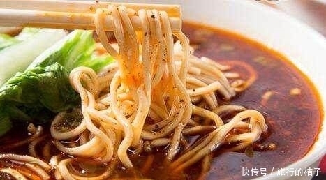 毕业后我选择回家卖面条,父亲阻止竟我以死相逼,如今我年入百万