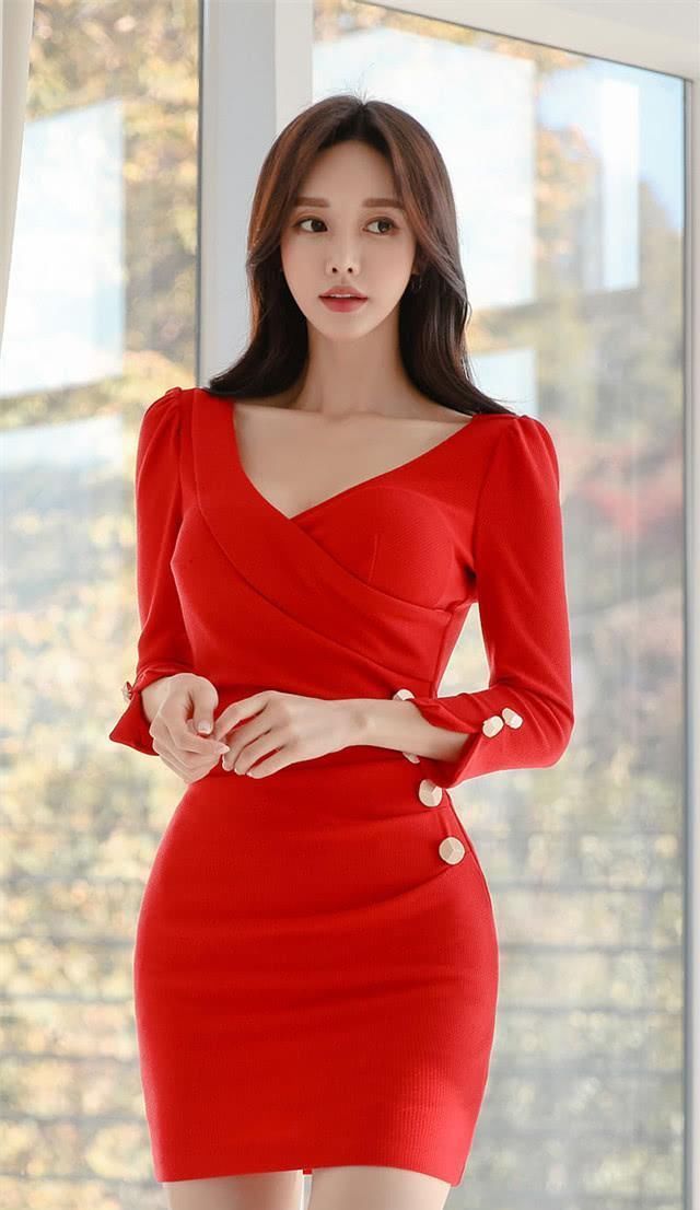 穿衣搭配之全场靓丽焦点,热情与喜庆的代名词,高雅红色连衣裙