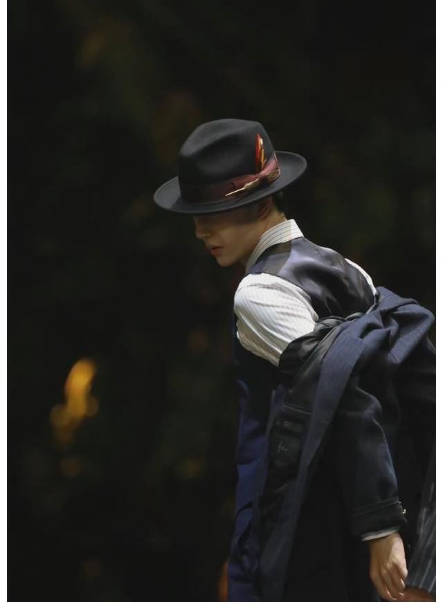 王一博氛围感大片,背影满满故事感,绅士风格出圈