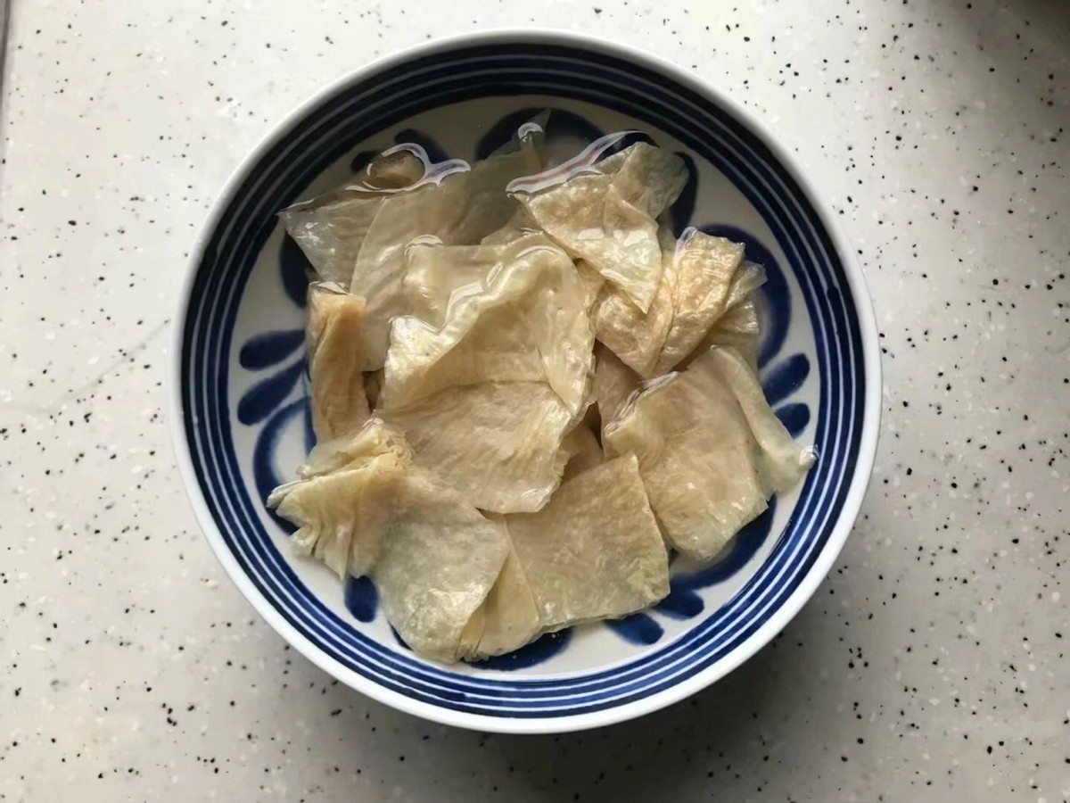 东北人都爱吃的一道菜，白菜腐皮炖五花肉，鲜美下饭真好吃