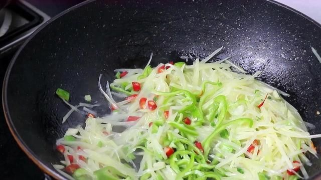 土豆上插上1根筷子，教你简单一做，比吃大鱼大肉还过瘾