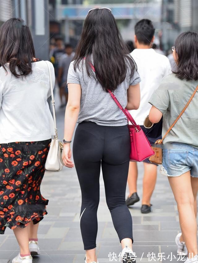 身材 打底裤的打扮个性不单调,甜美有心机,穿出傲娇的自信