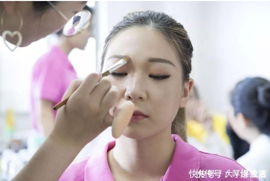 化妆品|大学生与家长聊天记录火了,看完让人哭笑不得,网友:同款家长