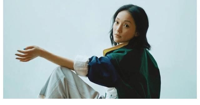 周迅和董卿在《朗读者》见面后，她对年龄焦虑的认知，为啥引人深思