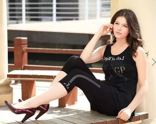 奔四的妈妈穿上高跟鞋一样性感妩媚，女人味儿十足