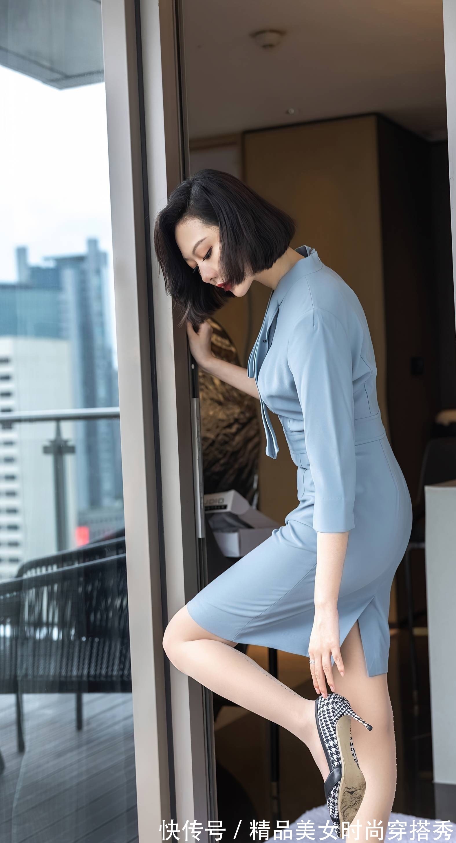 职场 职场穿搭:蓝色连衣裙搭配格子高跟鞋,沉稳又不失女性优雅