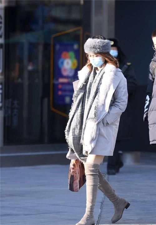 很多人喜欢过膝靴，保暖与时尚并存，冬季穿搭更轻松