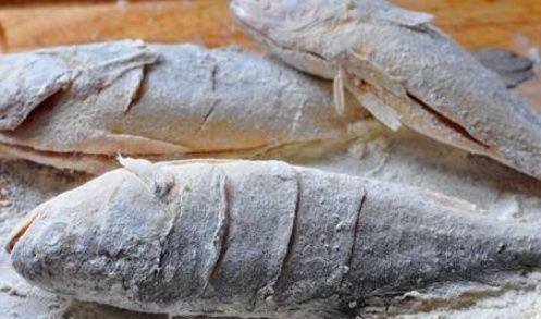 不管煎什么鱼,煎鱼前多做一步,鱼皮不破不粘锅,肉嫩还入味