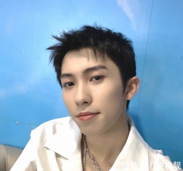 礼仪 礼仪小姐当众滑倒,林墨捧腹大笑素质低?粉丝“孩子论”惹争议