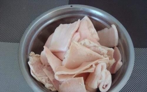 做猪皮冻时，只用猪皮是不行的！多加这“东西”，皮冻好吃不油腻