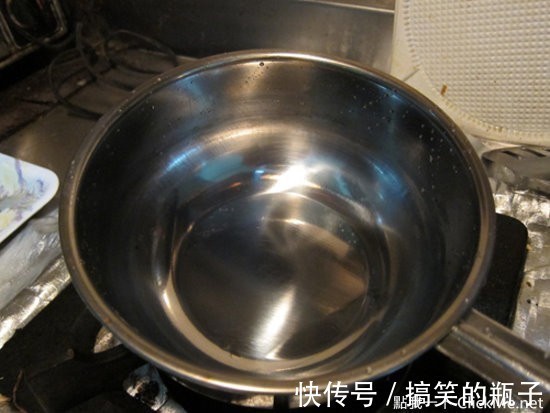 污垢|5分钟让烧焦的锅子变回原状!以后不用再靠蛮力刷锅子了~