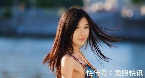 沉影@无力挥毫凝伫处,沉影寒潭月似钩;犹对孤灯语,泪眸飞溅一窗愁