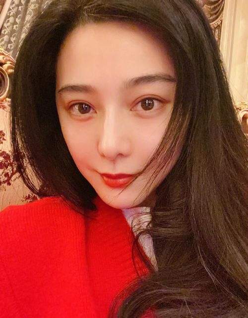 范丞丞掌勺秀拿手菜，红烧鸡翅，西红柿炒鸡蛋手到擒来，范冰冰在一旁打下手