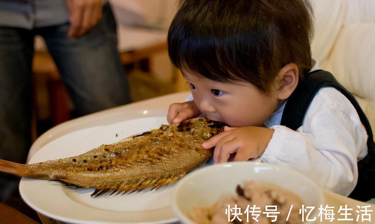 食物|孩子不宜多吃的5种食物，影响发育损伤身体，饭桌上常见要当心