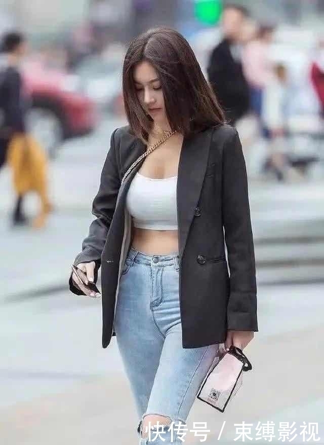 装嫩|30岁的嫂子去逛街,还穿着露脐小背心装嫩,我也是fo了