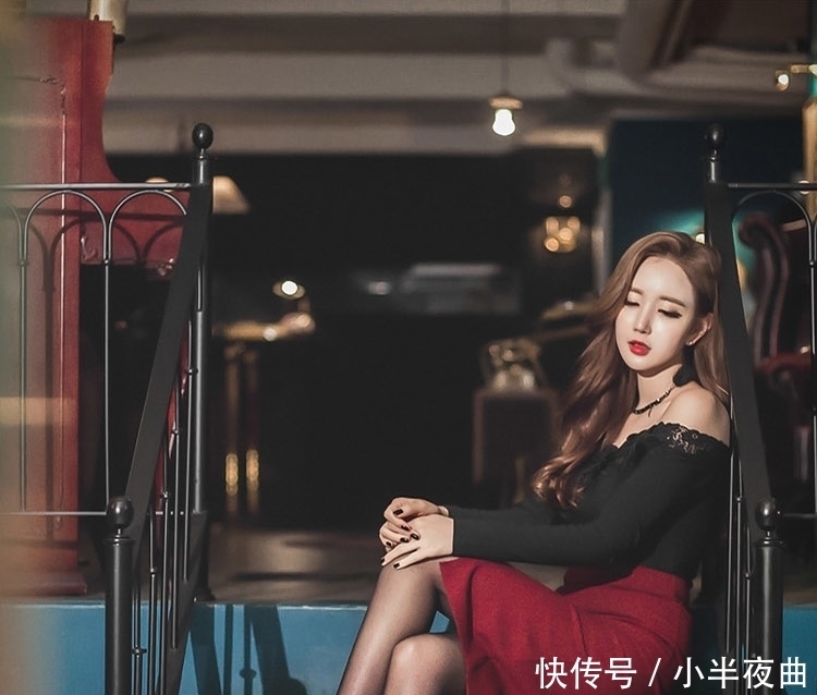 性感|黑色丝袜搭配一字领性感包臀连衣裙,让你既美丽又知性