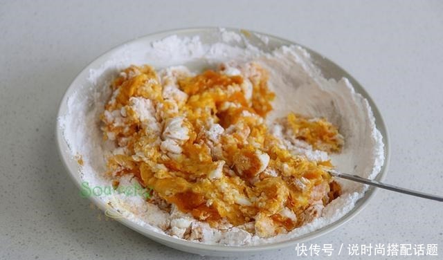 这个南瓜饼太好吃了!不加一滴水,软糯香甜,隔三差五就馋它