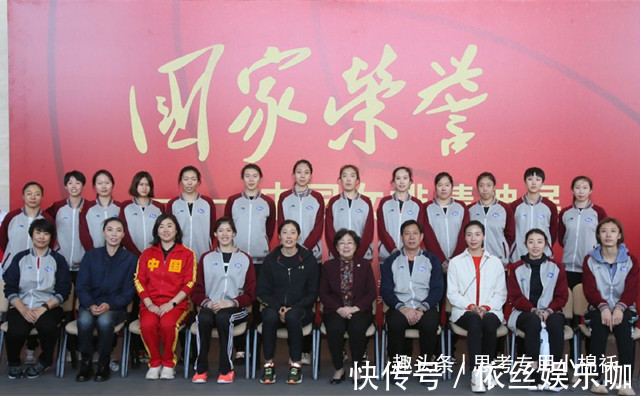 张娜|女排奥运冠军帅气出镜!合影郎平英姿飒爽,身前中国字样格外醒目