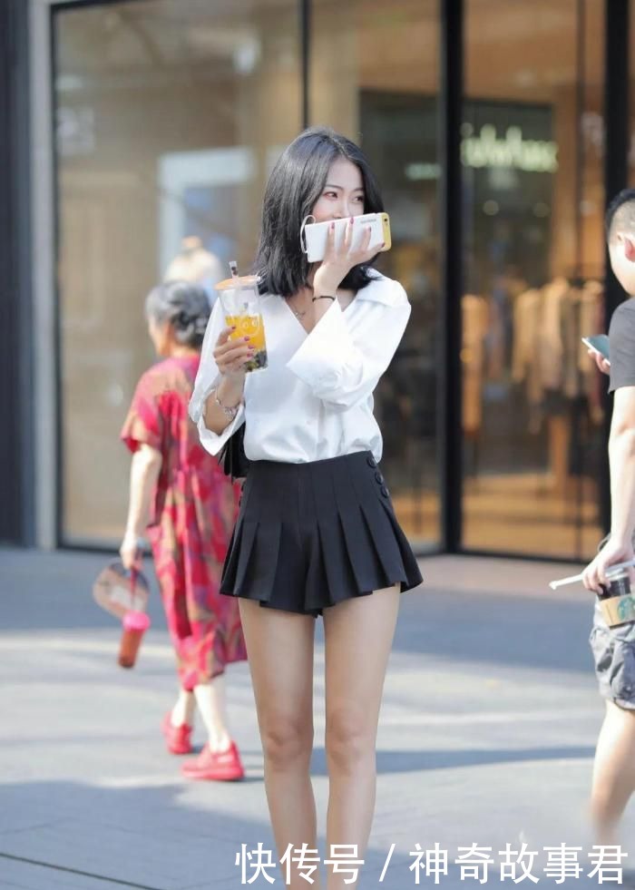 时尚|白衬衣配百褶裙,简约时尚