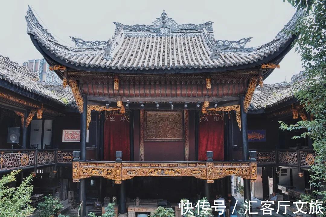 井盐|去年才通高铁,这座“十八线”国内小城,凭什么就火到了国外?