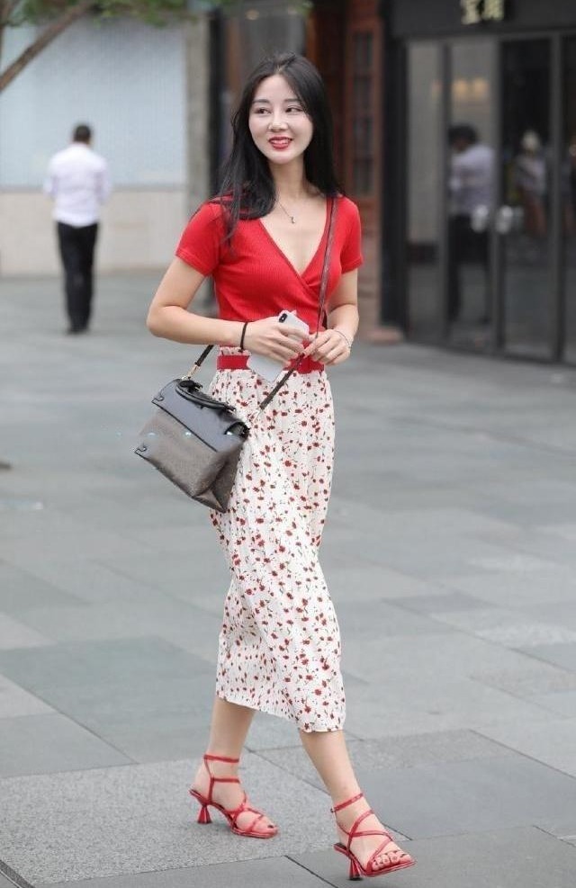 美女真的是美爆了,穿复古格子小西装,潮范十足