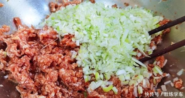 入冬后,白菜萝卜靠边站,冬天最该吃这菜,营养极高,做馅饼最香