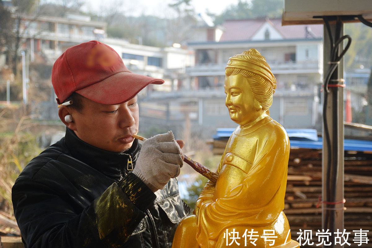 精雕!山村村民把枯树根捡回家,精雕细刻仔细打磨,万元不卖