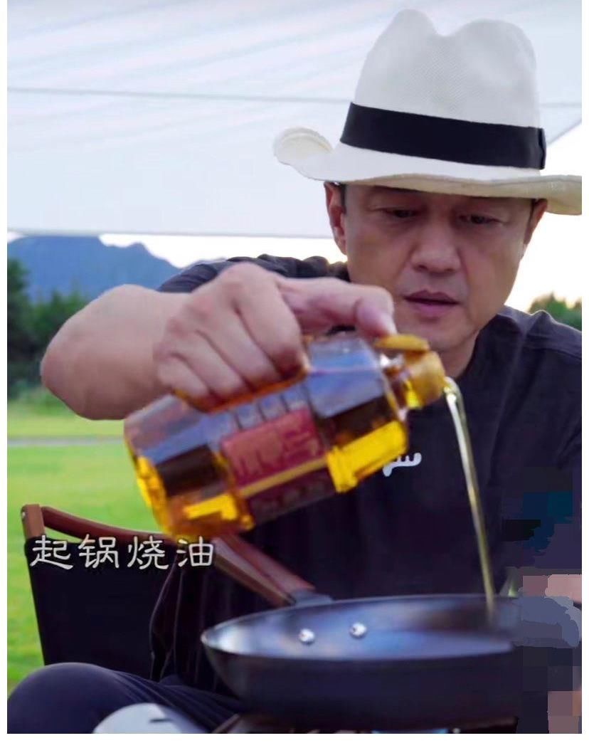 李亚鹏|李亚鹏在野外秀厨艺，还带上一个美女同行，一锅羊肉全糊了！