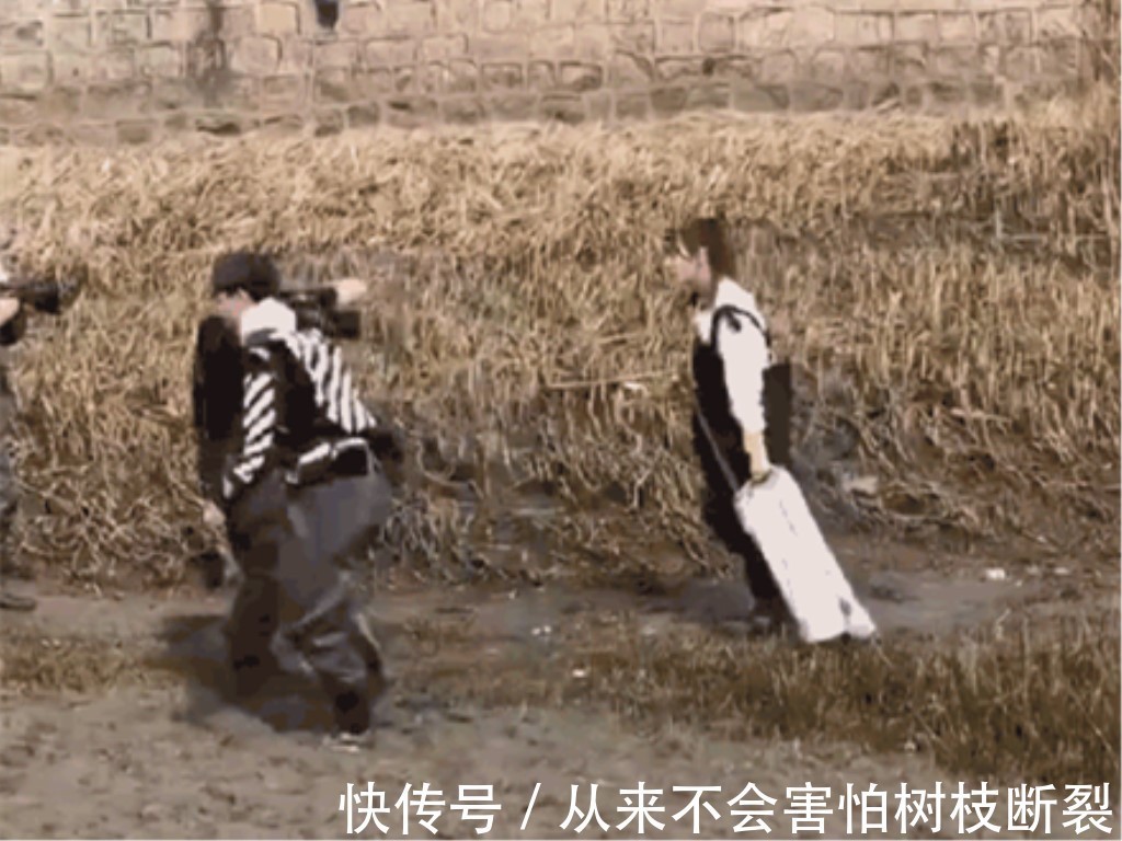 直男操作!迪丽热巴江边拖着超重垃圾,张艺兴却在一旁看戏