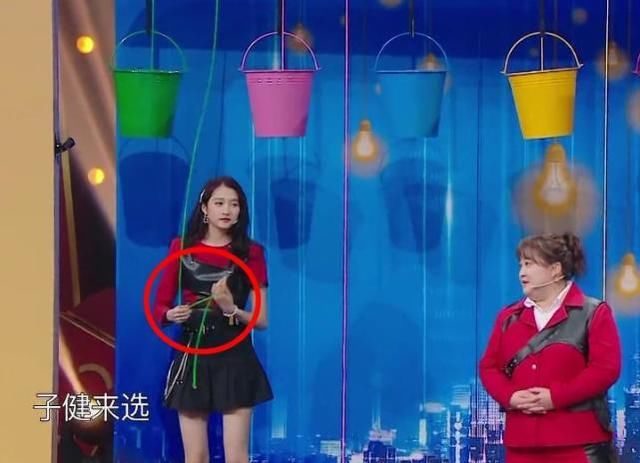 关晓彤录节目被淋雨，得知她手握的私密物，鹿晗看到无法淡定