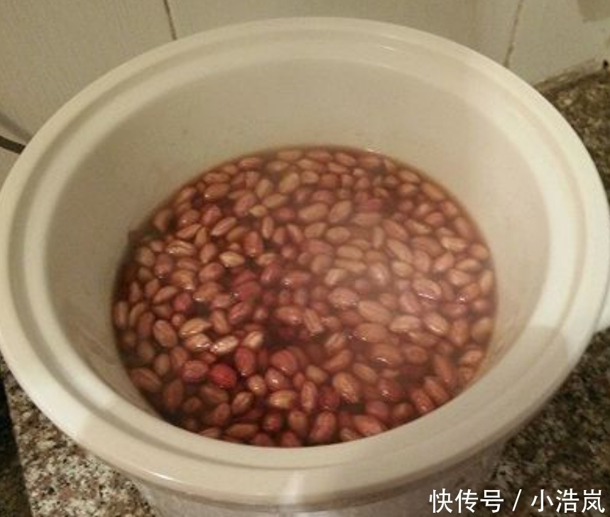 煮花生米|煮花生米别再傻傻加水，只需加一瓶“饮料”，花生入味还贼香！