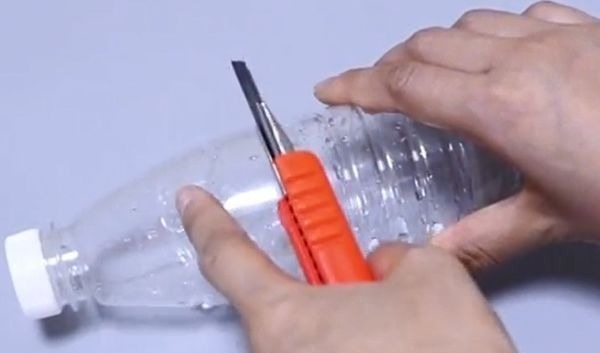 矿泉水瓶上扎几个小孔,放在厨房太厉害了,全家人都夸好!