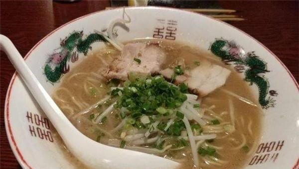 日本这碗拉面很奇怪,葱比面条还多,其他食材都可以不要