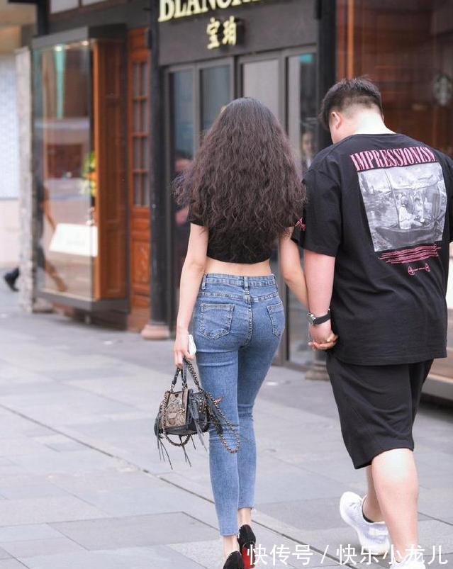 t恤 黑色短款T恤配牛仔裤,更显腰细,一定要搭配出好的身材!