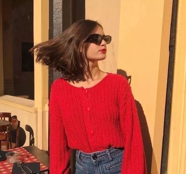 减龄 今年很流行“奶奶衫”,看似显老,穿上却很减龄,百搭不挑人