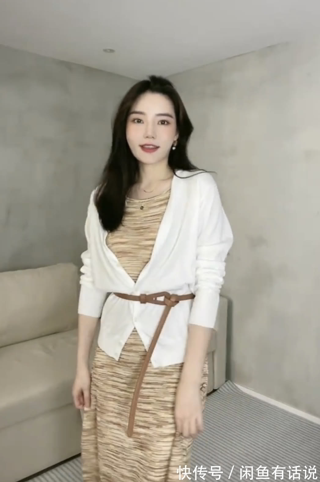 效果|30岁博主亲身示范,同件针织开衫搭出2种效果,阿姨和姐姐的区别