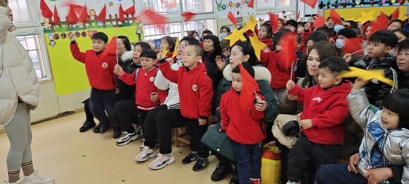 别样的家长会--萌娃节日送祝福 家园共育颂雷锋