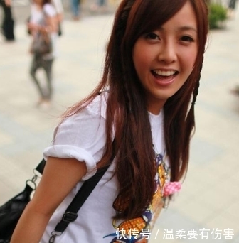 |搞笑段子:嘴馋去超市买棒棒糖,随手拔了一根就往嘴里塞