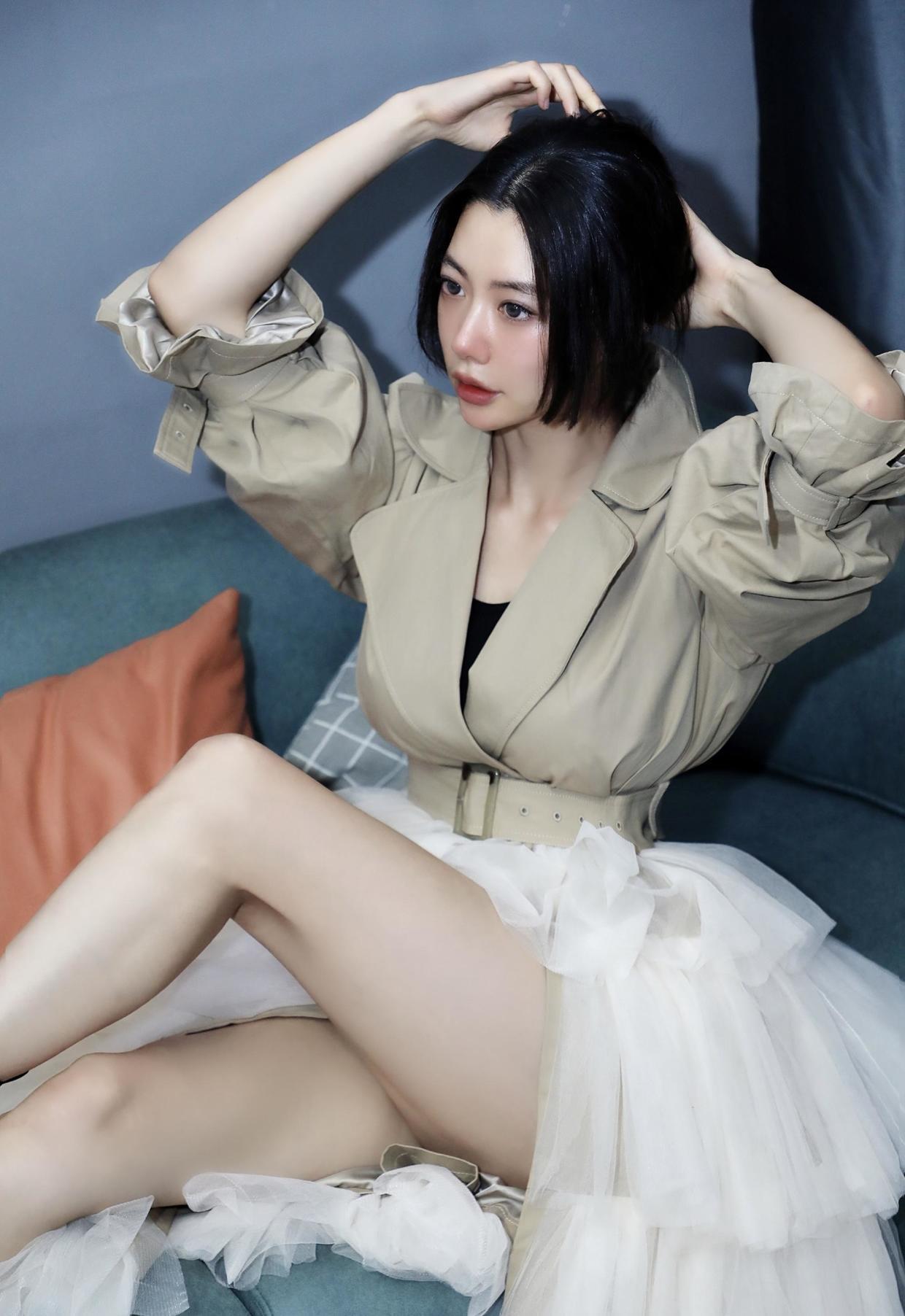 长腿|克拉拉不愧是“亚洲第一美女”,穿拼接风衣出镜,一双长腿太吸睛