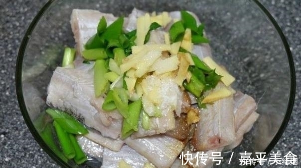 煎带鱼一碰就碎？多1步多等15分钟，煎出两面金黄的完整带鱼