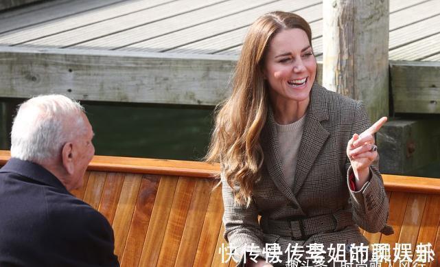 梅根 卡米拉比儿媳凯特还娇俏!穿格纹裙拎着香奈儿亮相,和查尔斯真甜