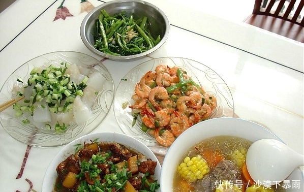 回家|第一次带女友回家!老妈做了一桌家常菜,而女朋友却闷闷不乐?