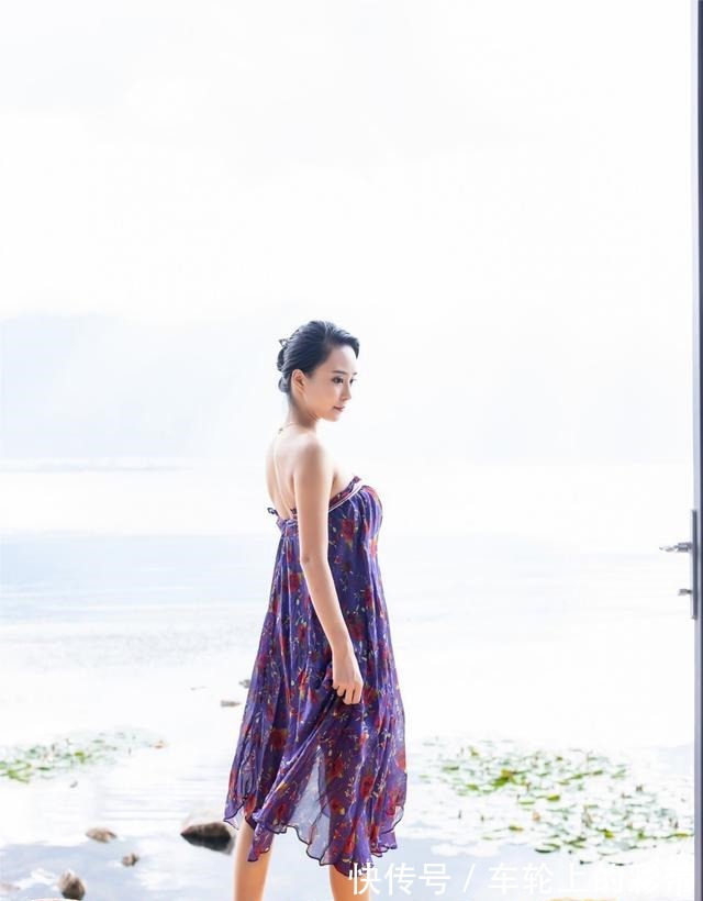 高跟鞋 清新淡雅却又不失性感迷人的度假风抹胸连衣裙